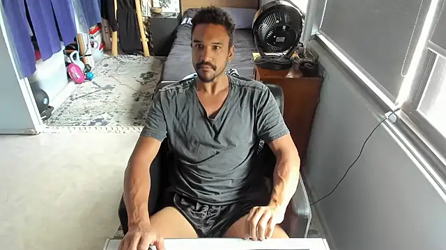 Snapshot of CassiusJohnson chatting on October 17, 2025, 1:31 am CassiusJohnson online show from October 17, 2025, 1:31 am