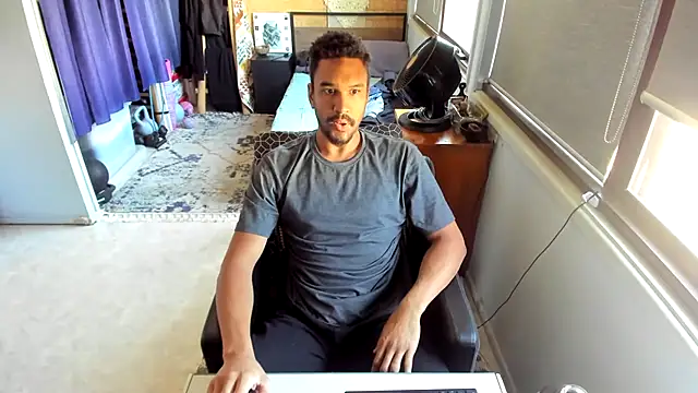 Snapshot of CassiusJohnson chatting on October 14, 2025, 1:17 am CassiusJohnson online show from October 14, 2025, 1:17 am