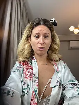 Snapshot of AvaMaddisson chatting on November 8, 2025, 3:43 am AvaMaddisson online show from November 8, 2025, 3:43 am