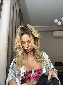 Snapshot of AvaMaddisson chatting on November 2, 2025, 3:44 am AvaMaddisson online show from November 2, 2025, 3:44 am