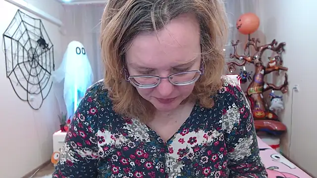 VestaWoody online show from November 3, 2025, 7:13 am