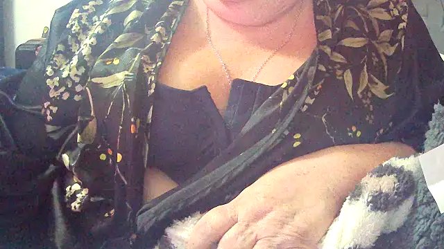 Playful MILF Demi online show from February 8, 2026, 11:57 pm