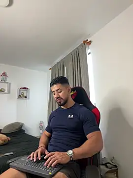 Snapshot of Ezzio_Scolaro chatting on March 2, 2026, 10:06 pm Ezzio Scolaro online show from March 2, 2026, 10:06 pm