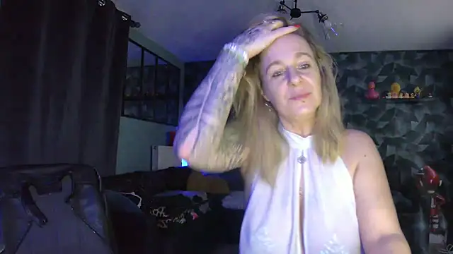 Delichieuse5 online show from February 6, 2026, 9:11 pm