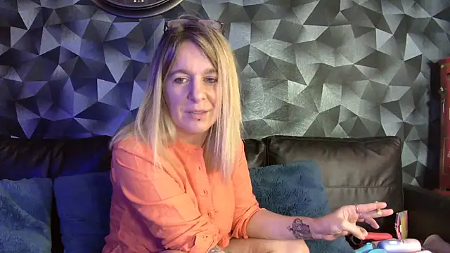 Delichieuse5 online show from November 30, 2025, 8:42 pm