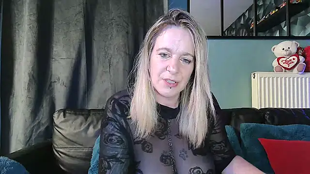 Snapshot of Delichieuse5 chatting on May 6, 2026, 7:40 pm Delichieuse5 online show from May 6, 2026, 7:40 pm