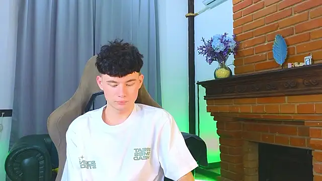 Snapshot of Cute_Mike chatting on February 17, 2026, 12:46 pm Cute Mike online show from February 17, 2026, 12:46 pm