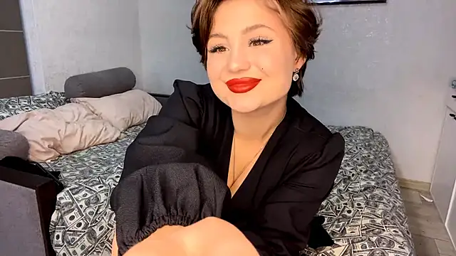 LunaMoonstar online show from October 10, 2025, 5:58 pm