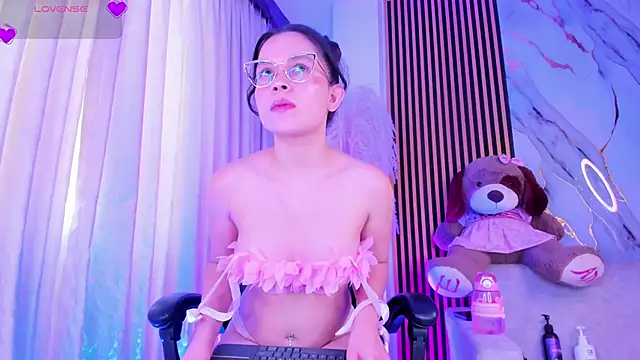 alejagarcia  online show from April 17, 2026, 8:33 pm