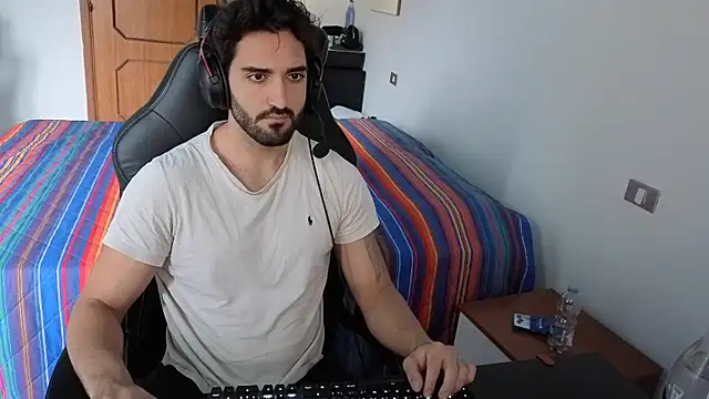 Al3xox02 online show from April 2, 2026, 11:50 am