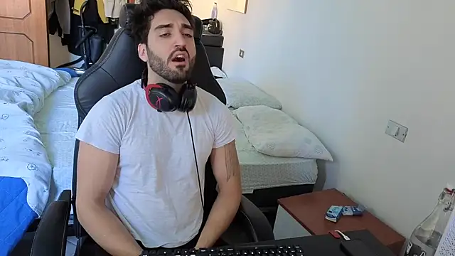 Al3xox02 online show from April 5, 2026, 12:12 pm