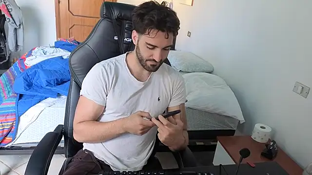 Al3xox02 online show from April 14, 2026, 1:05 pm