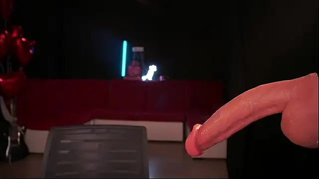 karolineneuer  online show from February 14, 2026, 5:29 am