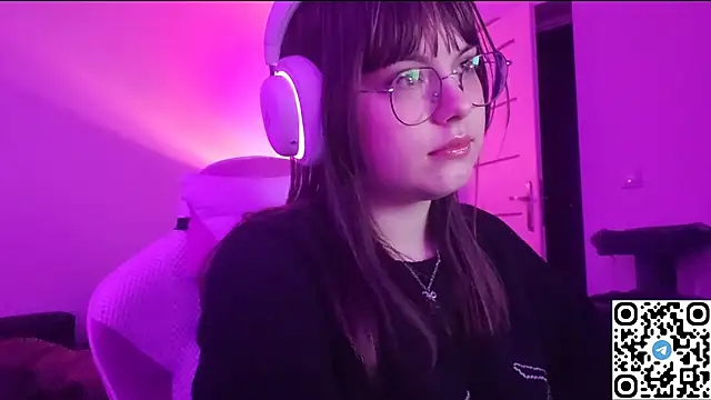 KristiBloom online show from December 14, 2025, 10:26 pm