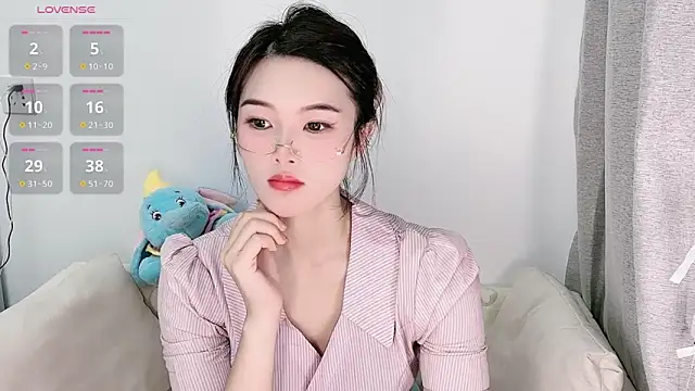 Snapshot of T-TeaR chatting on November 12, 2025, 12:15 am T-TeaR online show from November 12, 2025, 12:15 am