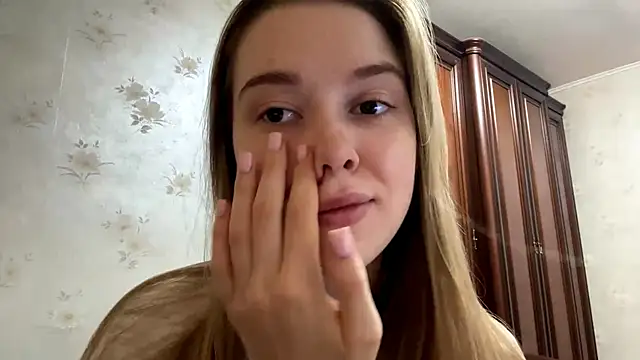Snapshot of dreams_kitty chatting on October 7, 2025, 5:30 am dreams kitty online show from October 7, 2025, 5:30 am