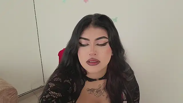 hollycute   online show from November 23, 2025, 1:32 pm