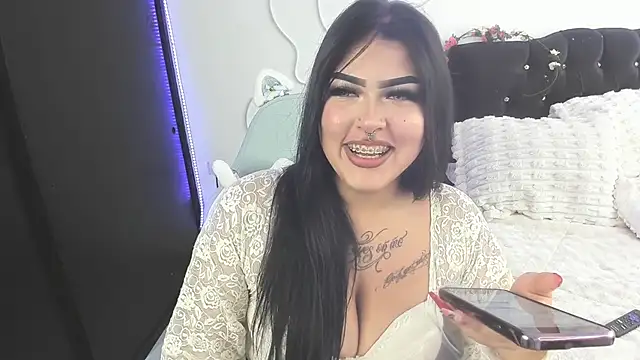 hollycute   online show from April 20, 2026, 7:04 pm