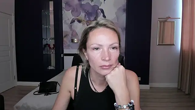 AlinaMoor online show from October 6, 2025, 6:03 am