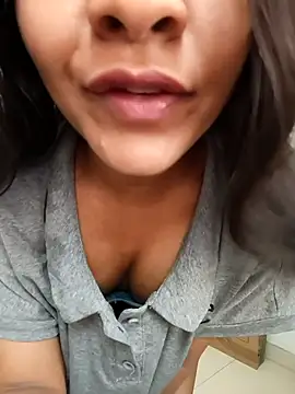 anshika0124 online show from November 28, 2025, 4:56 am