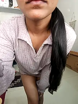 anshika0124 online show from November 25, 2025, 5:52 am