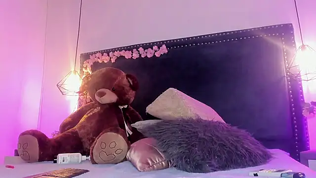 Emma Saylor online show from April 13, 2026, 8:02 pm