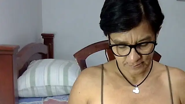 LunaLUVX online show from October 19, 2025, 2:47 am