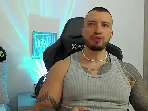 Dave-Max01 online show from October 28, 2025, 10:52 pm