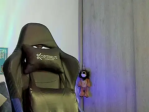 Dave-Max01 online show from November 5, 2025, 11:41 pm