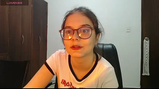 CarlaLorez online show from October 18, 2025, 11:18 pm