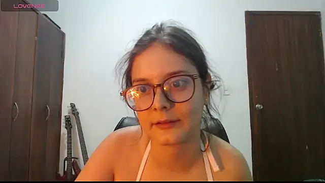 CarlaLorez online show from December 3, 2025, 1:06 am