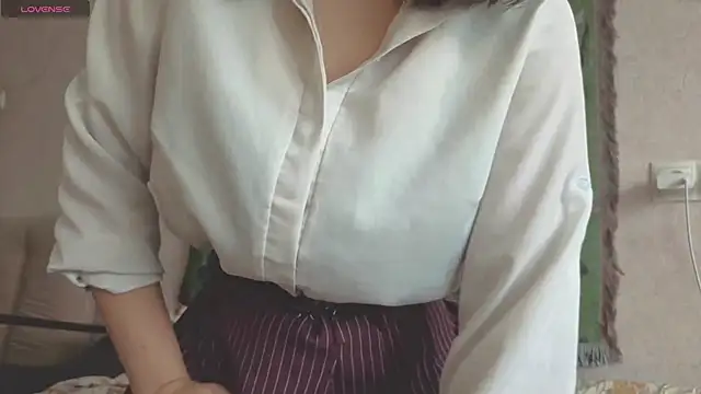 MiaLovelyOne online show from May 14, 2026, 7:38 am