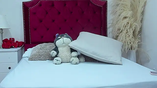 Sara Collinss  online show from February 11, 2026, 11:32 am