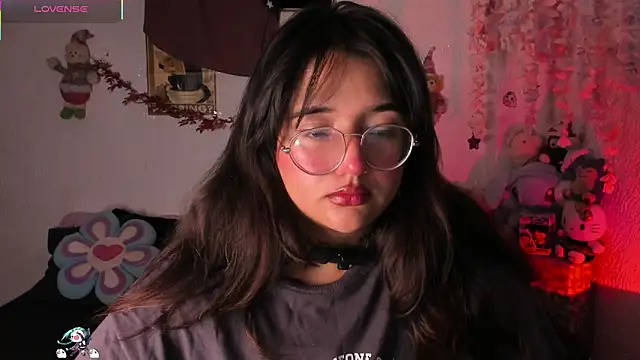 Emilycollei online show from December 23, 2025, 4:23 am