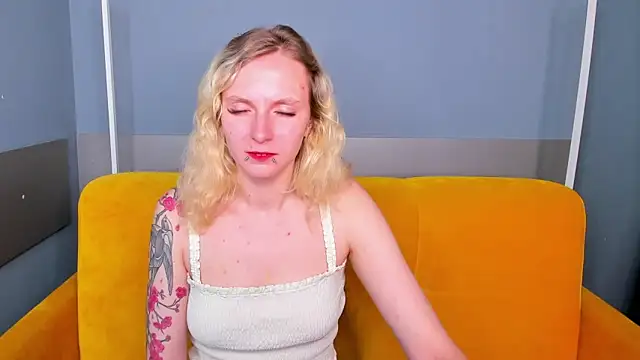 Snapshot of LikiLips chatting on October 24, 2025, 1:15 am LikiLips online show from October 24, 2025, 1:15 am