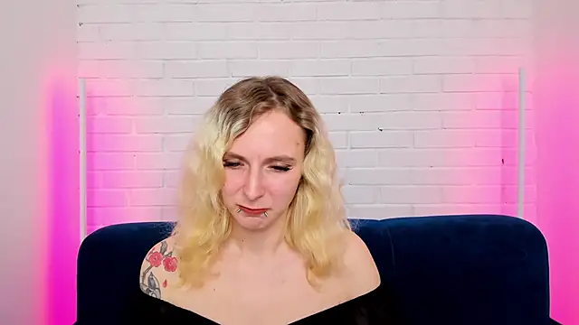 Snapshot of LikiLips chatting on November 2, 2025, 8:30 am LikiLips online show from November 2, 2025, 8:30 am