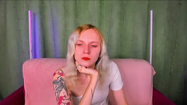 Snapshot of LikiLips chatting on December 22, 2025, 1:06 am LikiLips online show from December 22, 2025, 1:06 am