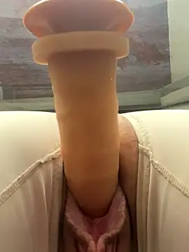 loiragrel online show from November 2, 2025, 3:17 pm