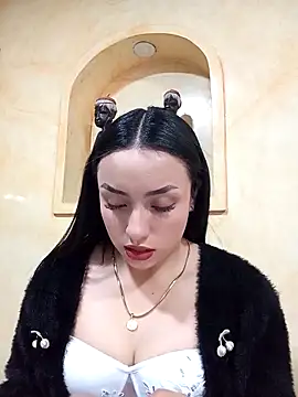 LUCIA 27- online show from October 18, 2025, 1:13 pm