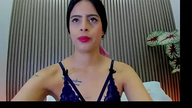 laura maite  online show from December 22, 2025, 12:05 pm