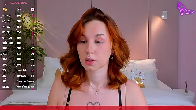 ClaireMathis online show from October 23, 2025, 3:32 pm