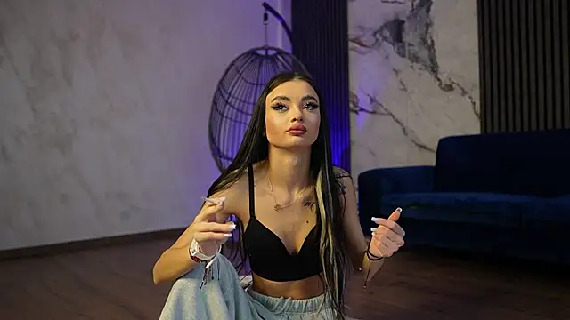 RachelRavee online show from April 4, 2026, 4:19 am