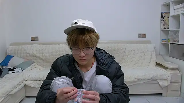 KK-cuteboy online show from February 24, 2026, 10:49 am