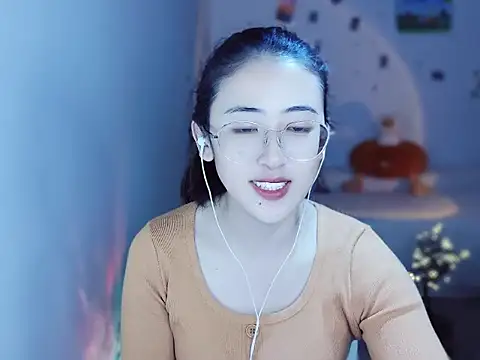 Queena  online show from December 18, 2025, 7:13 am