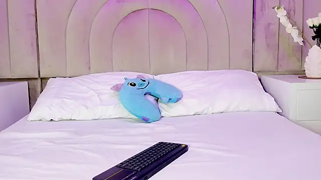 Snapshot of rebeca_brown_ chatting on December 19, 2025, 11:45 am rebeca brown online show from December 19, 2025, 11:45 am