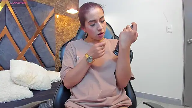 Vittoria Conti  online show from November 7, 2025, 5:17 pm