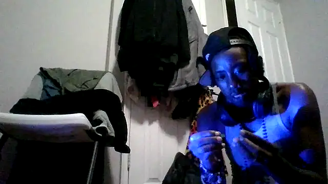 Snapshot of dezzidavill chatting on June 30, 2026, 2:11 am dezzidavill online show from June 30, 2026, 2:11 am