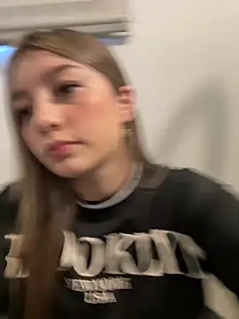   Lorelain   online show from January 8, 2026, 9:10 pm