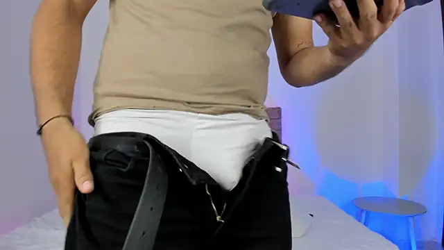 Snapshot of LoganRyder chatting on October 20, 2025, 12:17 pm LoganRyder online show from October 20, 2025, 12:17 pm