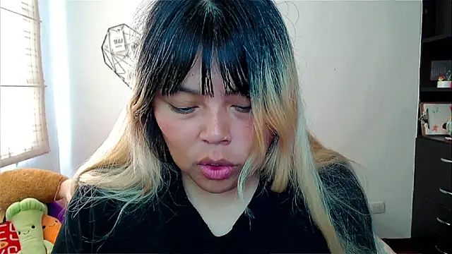 EllieMoonX online show from December 19, 2025, 1:13 pm